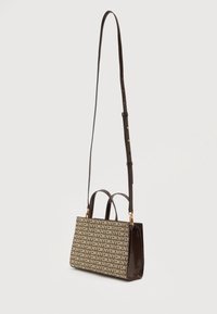 Kis téglalap alakú barna kézitáska, ismétlődő DKNY logó mintával, két felső fogantyúval és egy hosszú, állítható vállpánttal.