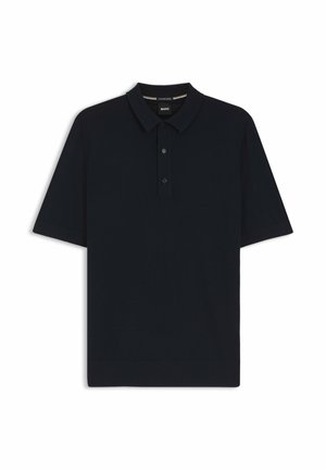 Zwart poloshirt met korte mouwen, drie knopen en een klassieke kraag, met een geribbelde zoom en een boss-label aan de binnenkant van de halslijn.