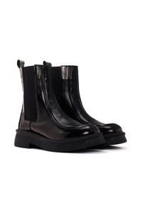 Bottines en cuir noir avec des panneaux latéraux élastiques, bout arrondi et semelle en caoutchouc texturée. Finition lisse avec des tirettes pour un enfilage facile.
