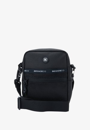 Czarna torba na ramię wykonana z trwałego materiału. Posiada zamykaną na zamek przednią kieszeń oraz regulowany pasek. Siatkowe akcenty i nadrukowane logo.