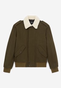 Giacca verde oliva con colletto in pelliccia sintetica color crema, chiusura con zip e bottoni, due tasche frontali oblique e polsini e orlo a coste.