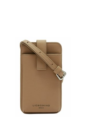 Pochette téléphone en cuir beige à porter en bandoulière, avec sangle réglable et logo « Liebeskind Berlin » sur le devant.