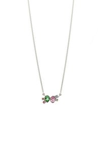 Collier en argent avec trois pierres de couleur : des pierres ovales vertes et roses, et de plus petites accents bleus et roses.