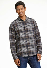 Camicia a quadre blu e grigia con colletto, maniche lunghe e orlo dritto. Presenta accenti marroni e una texture di tessuto liscia.
