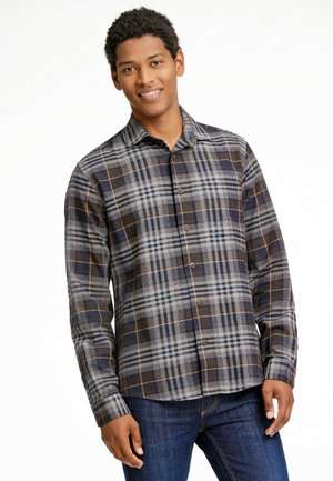 Camicia a quadre blu e grigia con colletto, maniche lunghe e orlo dritto. Presenta accenti marroni e una texture di tessuto liscia.