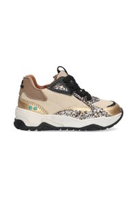 Zapatillas brillantes en color beige y dorado con acentos negros, tejido texturizado y suela blanca gruesa. Presenta un diseño de cordones y elementos decorativos.