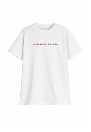 Λευκό T-shirt με κοντά μανίκια και κόκκινο κείμενο στο κέντρο μπροστά που γράφει "ΘΑ ΠΡΟΤΙΜΟΥΣΑ ΝΑ ΗΜΟΥΝ ΣΤΟ ΡΟΝΤΕΟ."