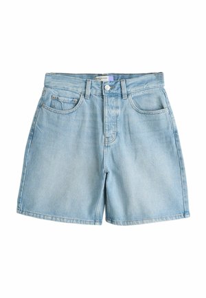 Lyseblå denim Bermuda-shorts med forreste knap, lynlås, bæltestropper og design med fem lommer på hvid baggrund.