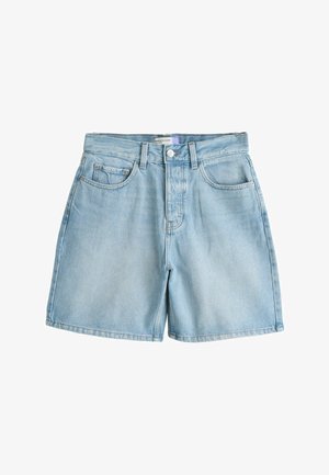 Pantaloni scurți bermude din denim albastru deschis, cu nasture frontal, fermoar, șlițuri pentru curea și un design cu cinci buzunare, pe un fundal alb.