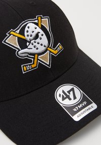 Casquette de baseball noire avec un logo brodé représentant un masque de hockey et des crosses. Elle possède une visière courbée et une sangle réglable.