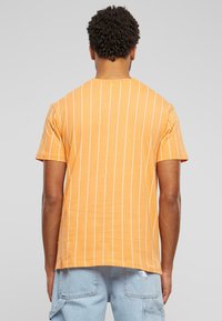Karl Kani SMALL SIGNATURE - Marškinėliai su spaudiniu - orange offwhite