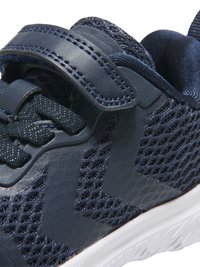 Mørkeblå sneakers med mesh-overdel og teksturerte detaljer, borrelåsrem og hvit såle med mønstrede spor for godt grep.