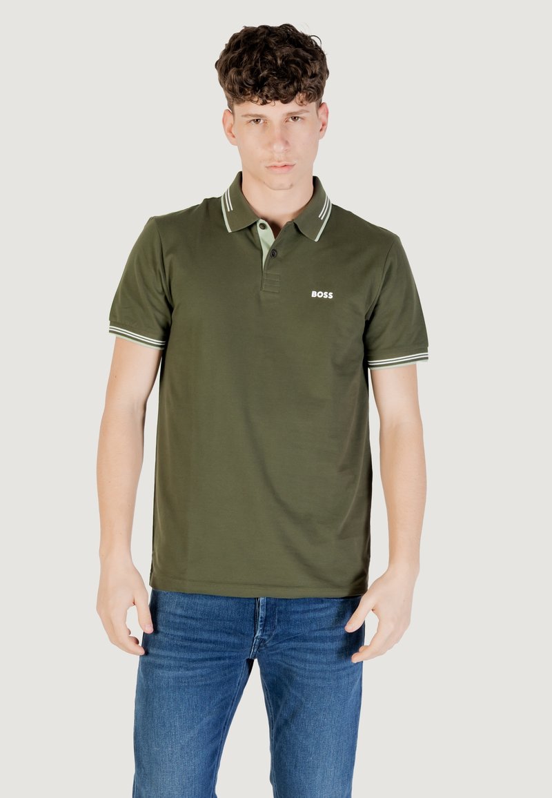 Polo shirt verde oliva con placca a due bottoni, colletto verde chiaro a contrasto e polsini con strisce bianche. Presenta un piccolo logo bianco sul petto.