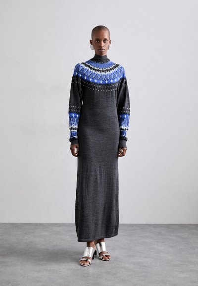 Rochie lungă neagră cu un yoke vibrant în nuanțe de albastru și alb, cu manșete texturate, textură moale și o siluetă dreaptă. Purtați cu sandale argintii.