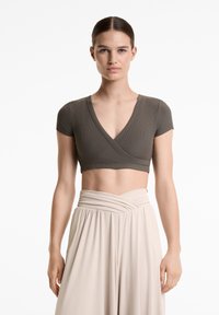 OYSHO - RIB SOFT TOUCH CROSSOVER - Basic T-shirt - grey Thumbnail Image 1