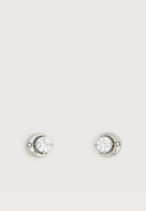 Srebrne kolczyki w kształcie półksiężyca z przezroczystymi, okrągłymi kryształami i małymi, gwiazdkowymi akcentami na białym tle.