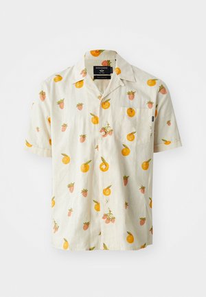 Short-sleeve shirt in light cream fabric with orange and strawberry fruit patterns, button front, and chest pocket. Soft, casual design.