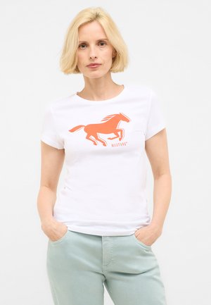 Weißes Baumwoll-T-Shirt mit einem orangen Pferde-Graphic und dem Wort "MUSTANG". Kurze Ärmel und ein klassisches Rundhalsausschnitt-Design.