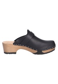 Sabot en cuir noir à enfiler avec semelle en bois et petit talon, présentant des coutures visibles le long du bord de la semelle et un bout arrondi.