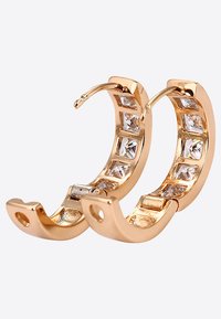 Boucles d'oreilles en or en forme de créoles, avec des pierres précieuses rectangulaires transparentes intégrées dans la courbe, offrant une texture lisse et une finition polie.
