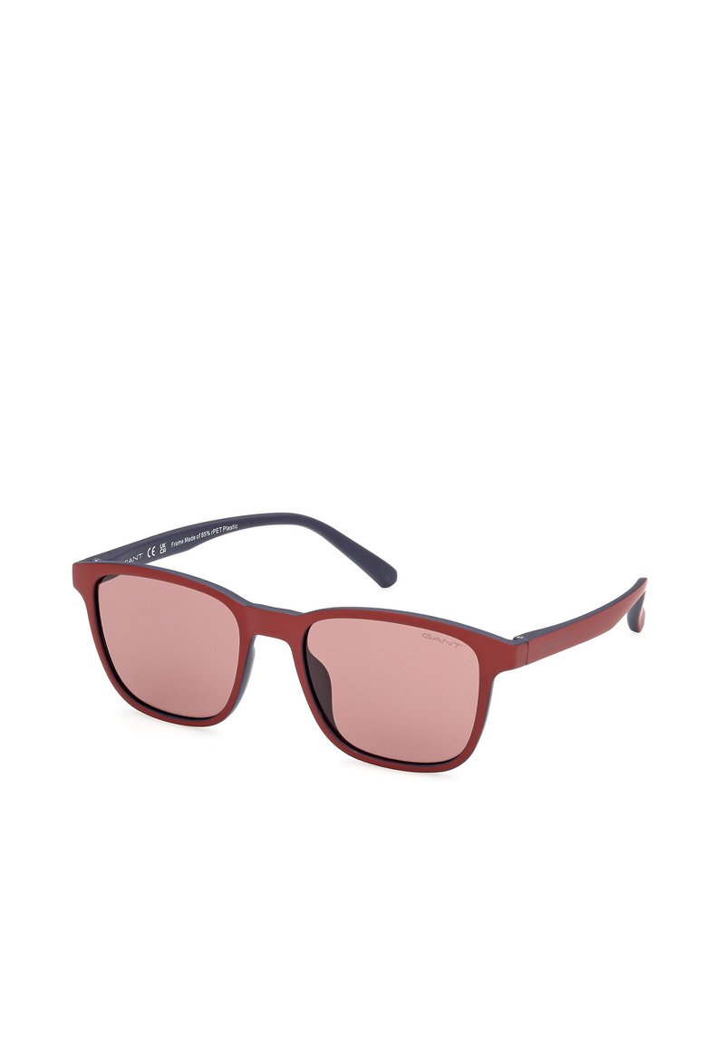 Gafas de sol con un marco rectangular de plástico rojo mate, con lentes pink degradados y patillas oscuras sólidas, marcadas con el nombre de la marca.