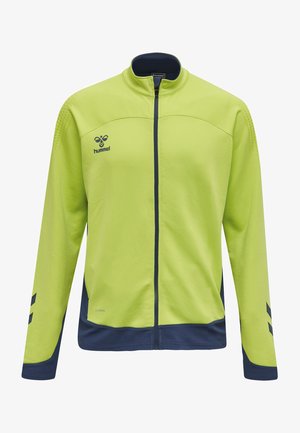 Chaqueta deportiva verde lima con detalles en azul marino, que presenta un cuello alto, cierre frontal de cremallera y un diseño texturizado en los hombros. Logo de la marca en el pecho.