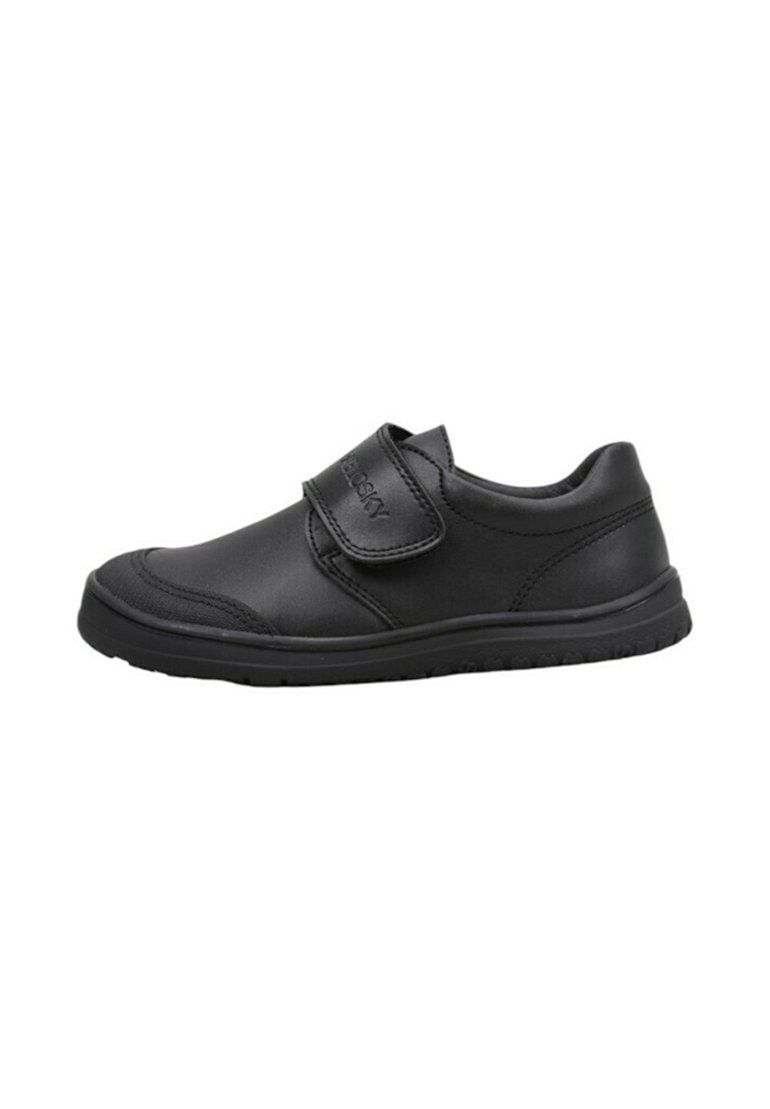 Zapato de cuero negro con punta redondeada, correa de Velcro ajustable y suela de goma texturizada para mayor agarre. Presenta detalles cosidos a lo largo de los bordes.