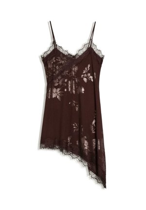 Robe nuisette en soie brun foncé avec imprimé floral métallique, bordure en dentelle, fines bretelles et ourlet asymétrique sur fond blanc.