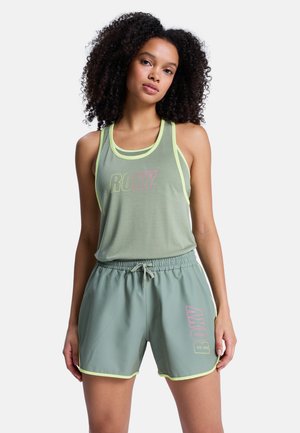 Hellgrünes sportliches Tanktop mit kontrastierendem Limettensaum und pinkem "ROXY"-Logo. Kombiniert mit passenden Shorts mit elastischem Bund und seitlichen Taschen.
