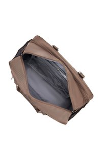 Borsa in pelle marrone con un ampio interno, hardware argentato e una tasca con zip. Texture liscia, forma rettangolare e design strutturato.