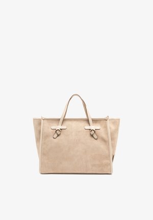 Beige suède totebag met dubbele handvatten en details van geknoopte riemen, rechthoekige vorm, tegen een witte achtergrond.