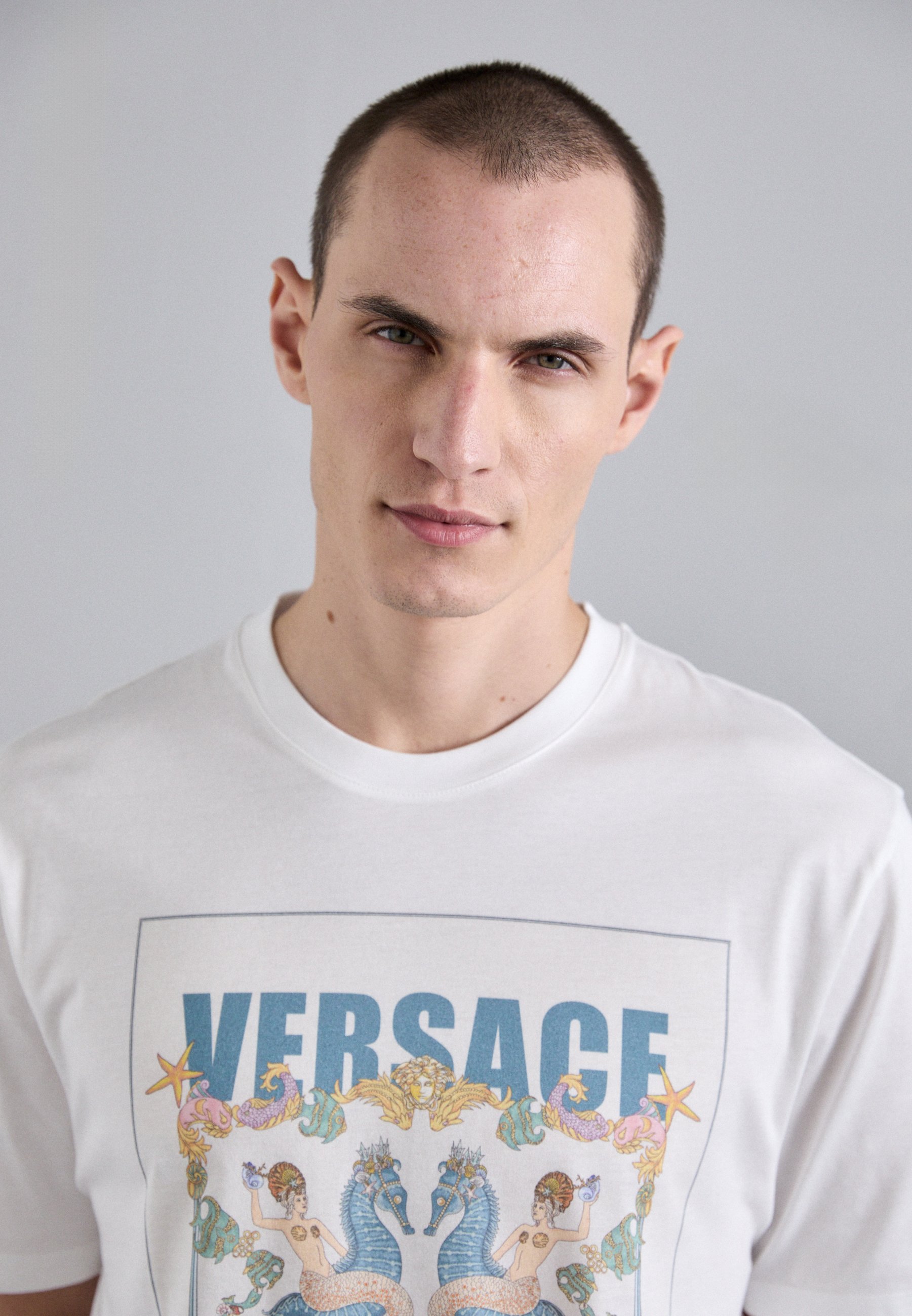 Tシャツ・カットソー VERSACE FW25 CORAL TEATER ML (1019438 1A145675W800) Versace CORAL THEATER POSTCARD - T-shirt con stampa