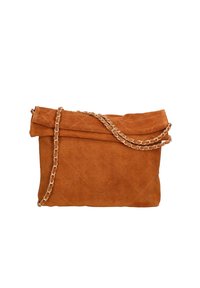 Clutch in suede marrone con design pieghevole, texture trapuntata e tracolla in catena metallica. Misura media, adatta per portare gli essenziali.