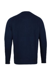 Sötétkék pamut pulóver hosszú ujjakkal, kerek nyakkal, bordázott mandzsettával és hem. Simas texture, minimális részletezéssel a hátsó részen.