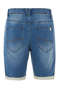 Pantalones cortos de mezclilla en azul claro con dobladillos enrollados. Incluye bolsillos traseros con costuras en contraste y una cinturilla recta.