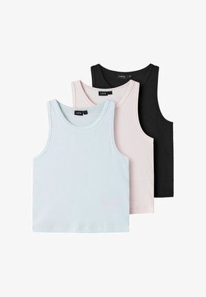 Kolme ribbineulottua hihattomaa paitaa vaaleansinisenä, vaaleanpunaisena ja mustana, päällekkäin pinottuna, pyöreillä pääntieaukoilla.