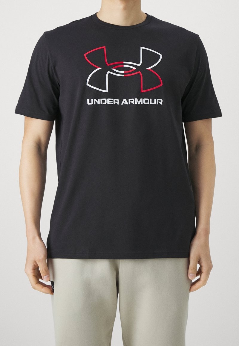 Černé bavlněné tričko s velkým červeným a bílým logem Under Armour na hrudi. Krátké rukávy a klasický design s kulatým výstřihem.