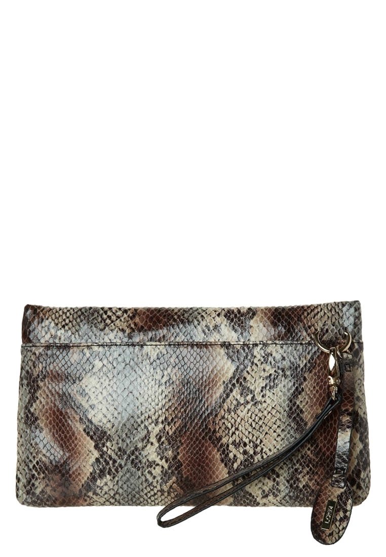 Kabelka na ruku v hnědé a béžové hadí potisku, s hladkým povrchem, zápěstním popruhem a zlatou kovovou akcentací na zipu.