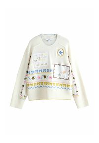 Witte gebreide trui met kleurrijke borduursels van het alfabet, cijfers, bloemenpatronen en een decoratieve zak. Ronde hals en geribbelde manchetten.