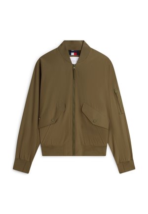 Veste bomber vert olive avec fermeture éclair frontale, deux poches à rabat, poche zippée sur la manche, poignets et ceinture côtelés.