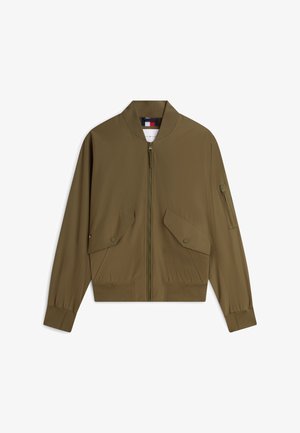 Veste bomber vert olive avec fermeture éclair frontale, deux poches à rabat, poche zippée sur la manche, poignets et ceinture côtelés.