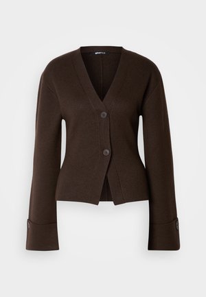 Cardigan marron avec un col en v, deux boutons et des manches évasées ornées de boutons. Fabriqué en tissu tricoté texturé, au design court.