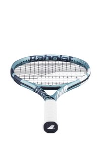 Babolat tennisracket, met een lichtblauw en wit frame, open snaarpatroon, gestructureerde grip en vetgedrukte branding langs het frame.