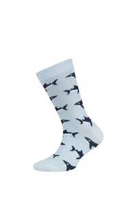 Lichtblauwe sok met herhaalde patronen van donkerblauwe en witte haaien, weergegeven tegen een witte achtergrond.
