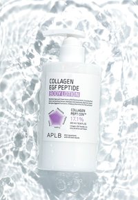 Hvid pumpeflaske med kollagen EGF-peptid bodylotion, der flyder i klart vand med krusninger, mærket 17,1% kollagen, 300 ml.