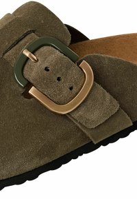 Suede olivengrønn sandal med bred stropp, justerbar messingspenne og mørkegrønne detaljer, samt en teksturert svart såle.