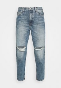Ljust blå denimjeans med lös passform, som har slitna knärevor och en urtvättad yta. Femficksdesign med knappgylf.
