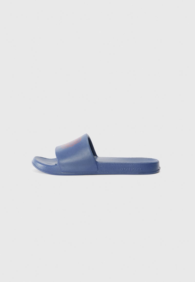 Blå sklisandal laget av glatt plast med en bred rem. Har en teksturert såle og merkevaredetalj på den øvre remmen.