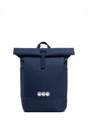 Marineblauer Roll-Top-Rucksack mit einem vorderen Schnallenriemen und drei kleinen weißen Symbolen nahe der unteren Mitte auf einem schlichten weißen Hintergrund.