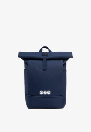 Marineblauer Roll-Top-Rucksack mit einem vorderen Schnallenriemen und drei kleinen weißen Symbolen nahe der unteren Mitte auf einem schlichten weißen Hintergrund.
